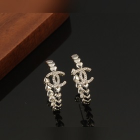 Сережки Chanel светло-золотого цвета, соответствующие последним т