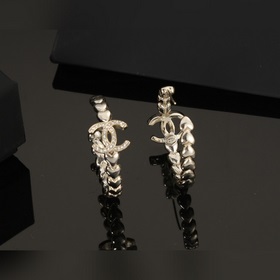 Сережки Chanel светло-золотого цвета, соответствующие последним т