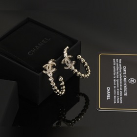 Сережки Chanel светло-золотого цвета, соответствующие последним т