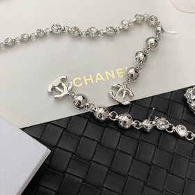 Новейшая модель серебряных длинных сережек с круглыми бриллиантам