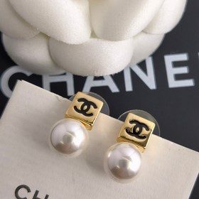 1880130 Продажа популярных товаров на официальном сайте Chanel. Н