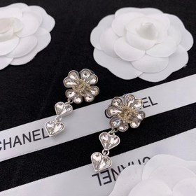Популярные серьги-гвоздики Chanel с буквами чайными цветами. Нови
