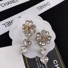 Популярные серьги-гвоздики Chanel с буквами чайными цветами. Нови