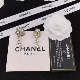 Популярные серьги-гвоздики Chanel с буквами чайными цветами. Нови