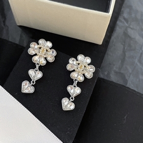 Популярные серьги-гвоздики Chanel с буквами чайными цветами. Нови