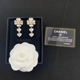 Популярные серьги-гвоздики Chanel с буквами чайными цветами. Нови