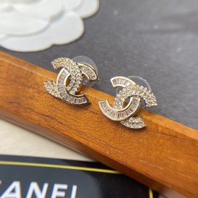 1880130 Официальный сайт Chanel предлагает популярные модели. Нов