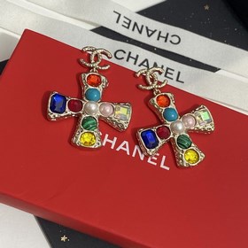 Жемчужные серьги-гвоздики Chanel с крестом из стразов Swarovski и
