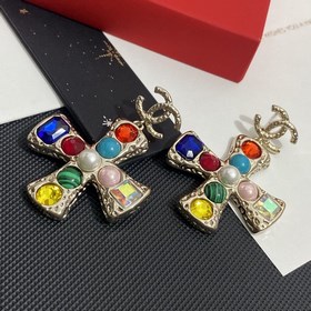 Жемчужные серьги-гвоздики Chanel с крестом из стразов Swarovski и