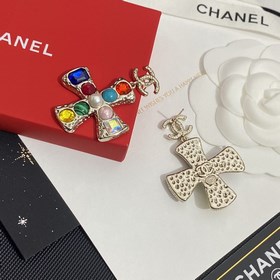 Жемчужные серьги-гвоздики Chanel с крестом из стразов Swarovski и
