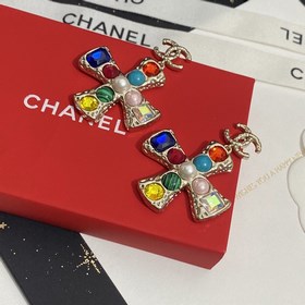Жемчужные серьги-гвоздики Chanel с крестом из стразов Swarovski и