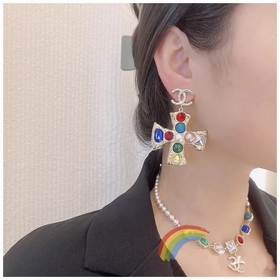 Жемчужные серьги-гвоздики Chanel с крестом из стразов Swarovski и