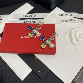 Жемчужные серьги-гвоздики Chanel с крестом из стразов Swarovski и