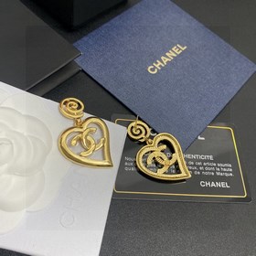 Chanel Серьги-гвоздики сердечком и двойным C из серебра