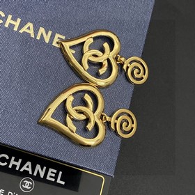 Chanel Серьги-гвоздики сердечком и двойным C из серебра
