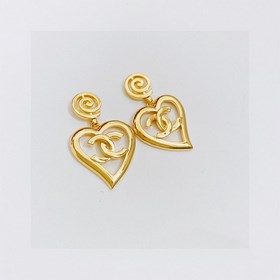 Chanel Серьги-гвоздики сердечком и двойным C из серебра
