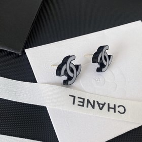 Маленькие сережки Chanel с двойной буквой C в черно-белом цвете. 