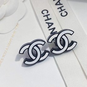 Маленькие сережки Chanel с двойной буквой C в черно-белом цвете. 