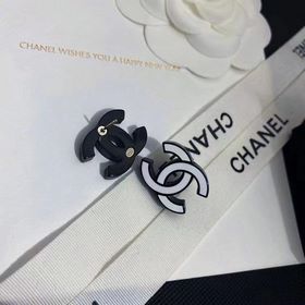 Маленькие сережки Chanel с двойной буквой C в черно-белом цвете. 