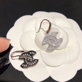xx150 6 Маленькие серьги Chanel с квадратными бриллиантами, высо