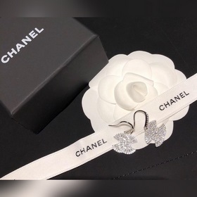 xx150 6 Маленькие серьги Chanel с квадратными бриллиантами, высо