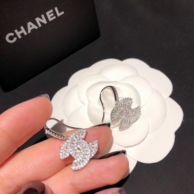 xx150 6 Маленькие серьги Chanel с квадратными бриллиантами, высо