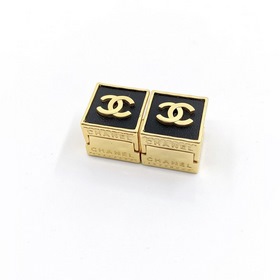 Новейшие серьги-гвоздики Chanel с бриллиантами в форме камелий, и