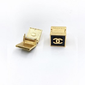 Новейшие серьги-гвоздики Chanel с бриллиантами в форме камелий, и