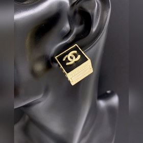Новейшие серьги-гвоздики Chanel с бриллиантами в форме камелий, и
