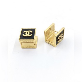 Новейшие серьги-гвоздики Chanel с бриллиантами в форме камелий, и