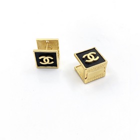 Новейшие серьги-гвоздики Chanel с бриллиантами в форме камелий, и