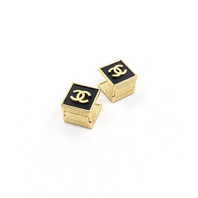 Новейшие серьги-гвоздики Chanel с бриллиантами в форме камелий, и