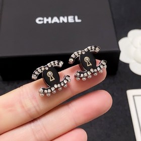 Chanel Буквы Chanel «CC» с жемчугом и бриллиантами в сочетании с 