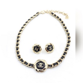 Новые серьги Chanel с черными серьгами из латуни