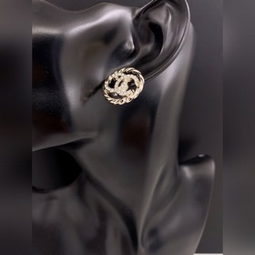 Новейшие серьги Chanel с ажурным круглым ушком, изготовленные из 
