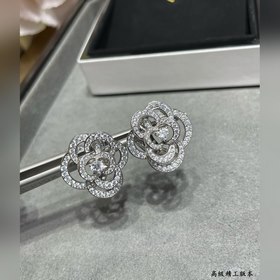 Материал V-Gold 86902140  Серьги Chanel с камелейкой – какая жен