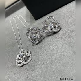 Материал V-Gold 86902140  Серьги Chanel с камелейкой – какая жен
