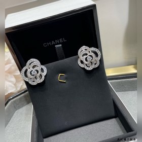 Материал V-Gold 86902140  Серьги Chanel с камелейкой – какая жен