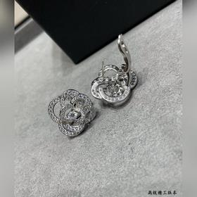 Материал V-Gold 86902140  Серьги Chanel с камелейкой – какая жен