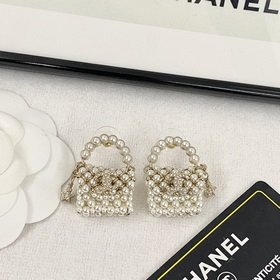 Популярные серьги Chanel в наличии. Ожидайте новинки. Все модели 