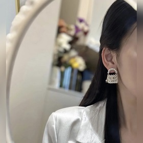 Популярные серьги Chanel в наличии. Ожидайте новинки. Все модели 