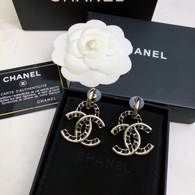 Серьги Chanel с черным сердцем из кожи. Отличный вид, безупречное
