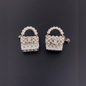 Новейшая модель Chanel, серьги виде сумки с жемчужинами, выполнен