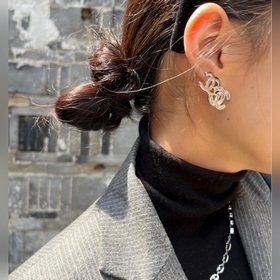 Chanel AB-модель простых сережек с бриллиантами. Эти серьги дейст
