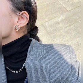 Chanel AB-модель простых сережек с бриллиантами. Эти серьги дейст