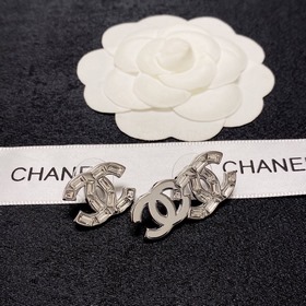 Chanel AB-модель простых сережек с бриллиантами. Эти серьги дейст