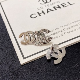 Chanel AB-модель простых сережек с бриллиантами. Эти серьги дейст