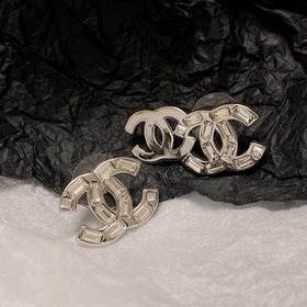 Chanel AB-модель простых сережек с бриллиантами. Эти серьги дейст