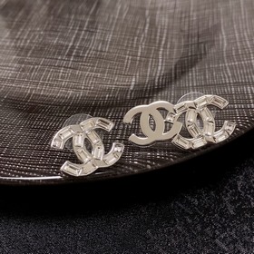 Chanel AB-модель простых сережек с бриллиантами. Эти серьги дейст