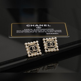 Новые серьги Chanel с квадратными жемчужинами в форме буквы C. Же